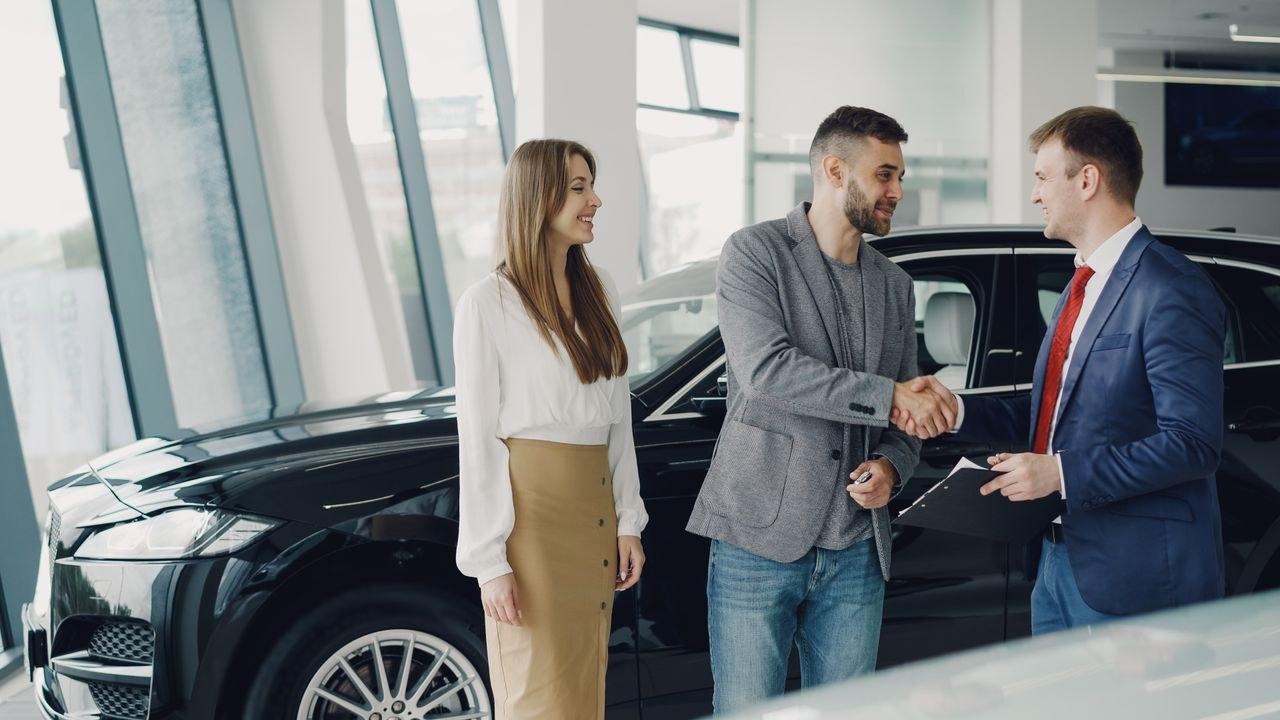 Equipo atendiendo a un cliente en un concesionario