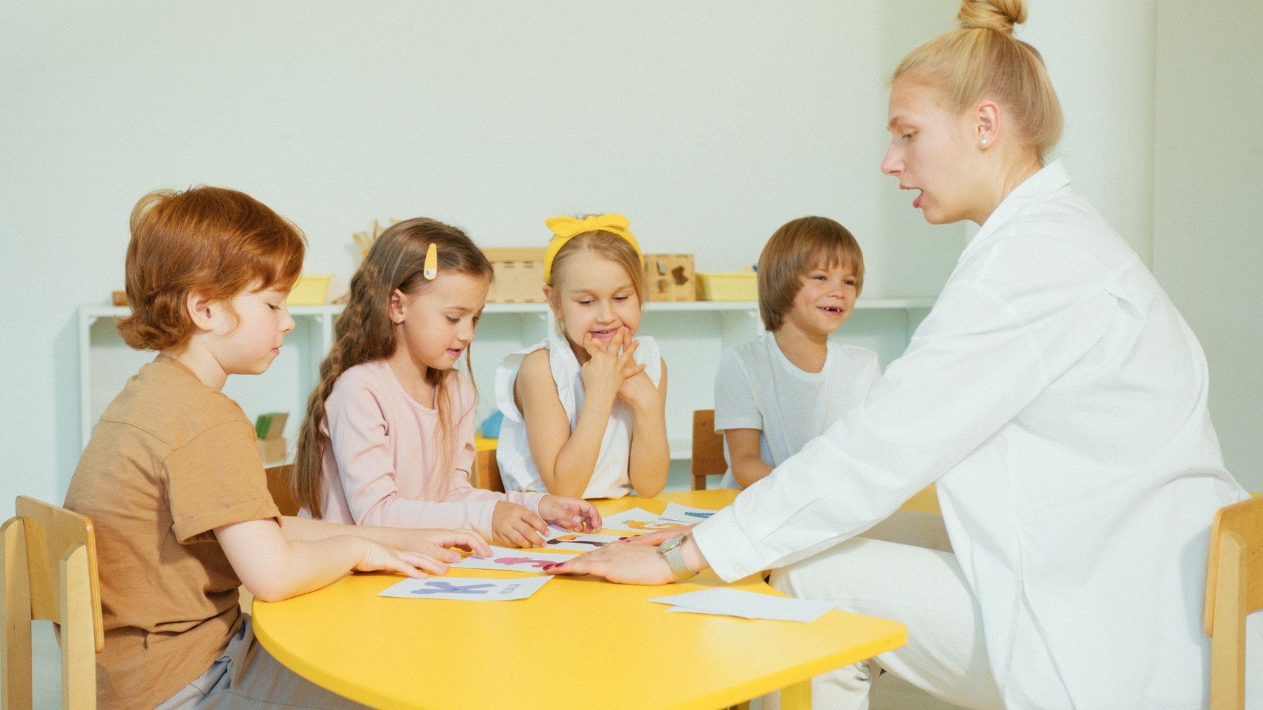 Profesional trabajando con niños en un centro educativo