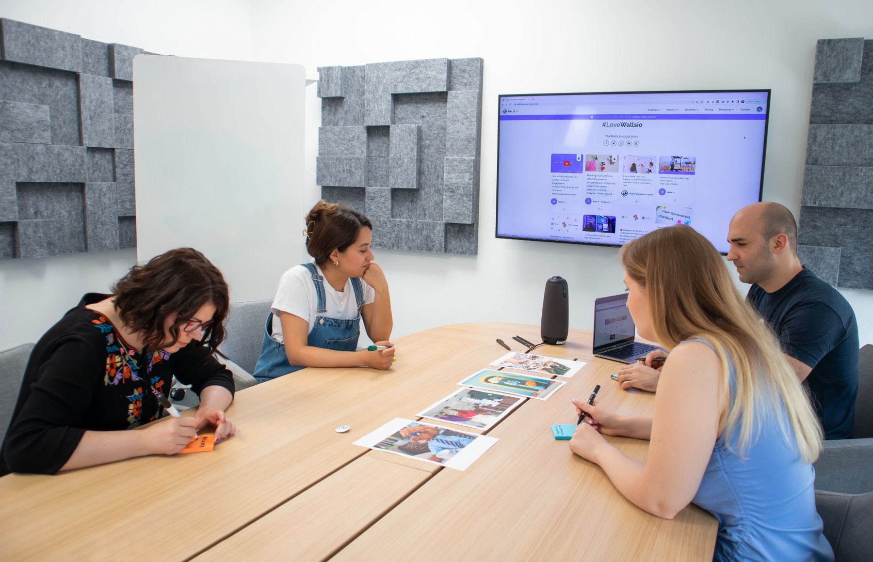 Equipo de marketing trabajando en una sesión de planificación